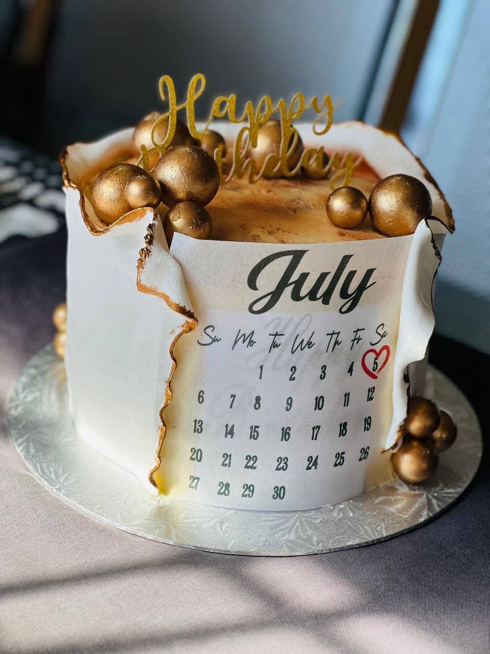 Fondant calendar cake with gold spheres